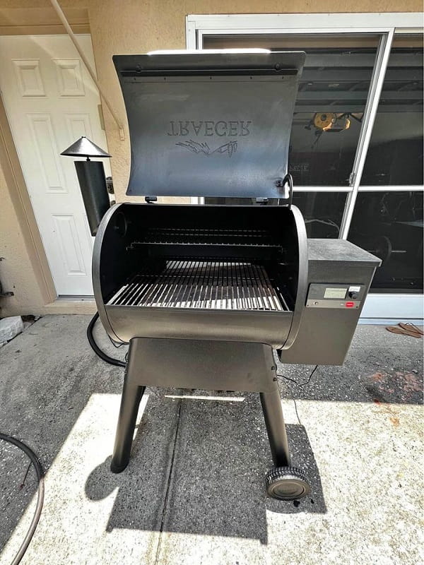 How Does The Cooking Area Differ Between A Smoker And A Pellet Grill