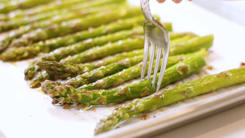 preparing asparagus for cooking