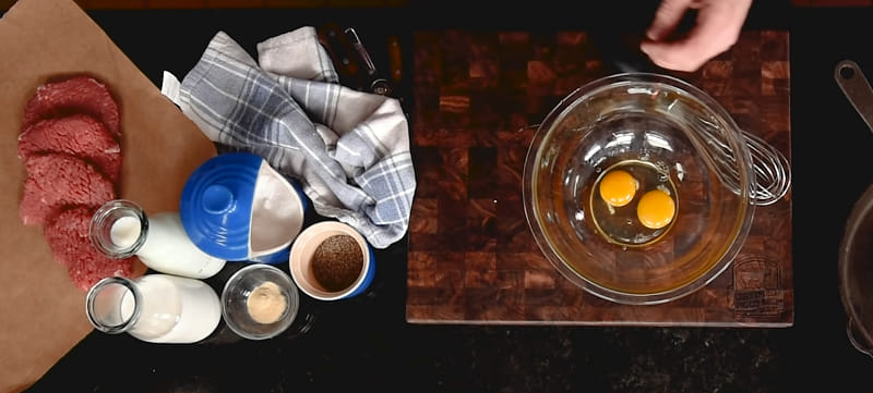 making the perfect country gravy to accompany the steak