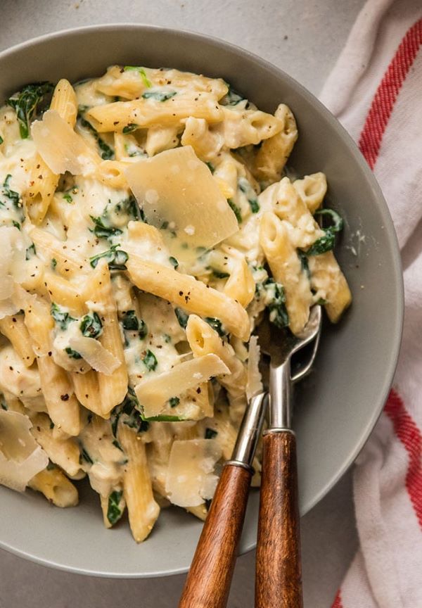 Creamy Spinach and Rotisserie Chicken Pasta