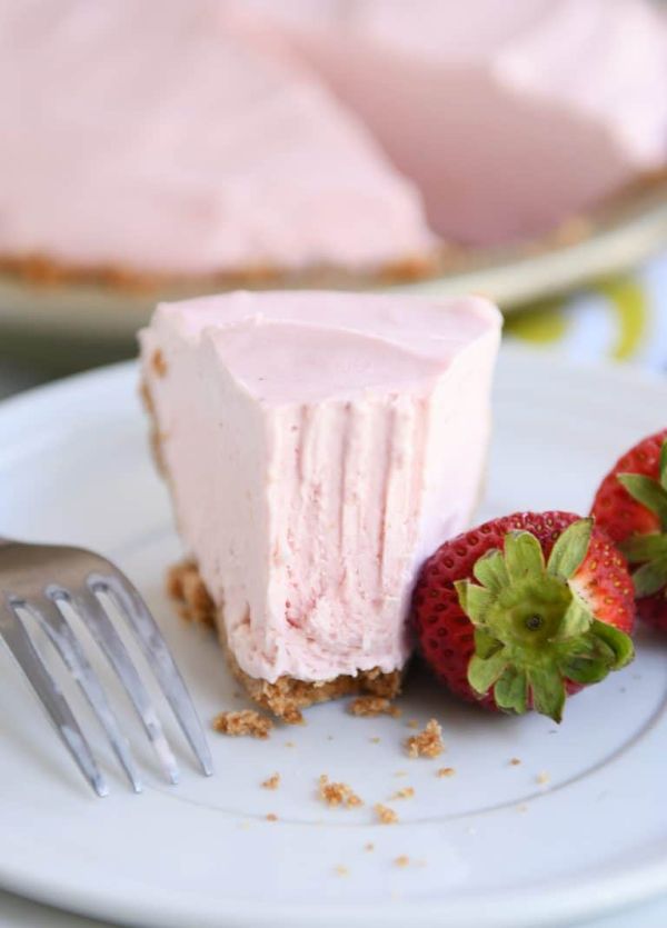 Strawberry Lemonade Freezer Pie