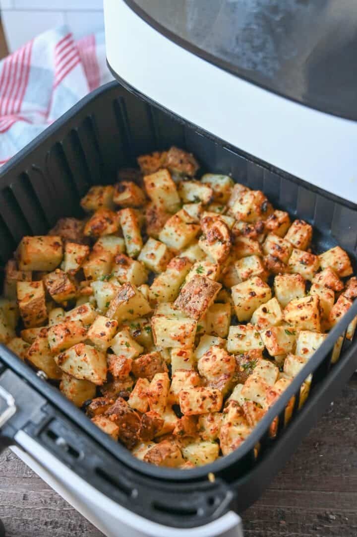 Air Fryer Garlic Parmesan Potatoes Recipe (4)