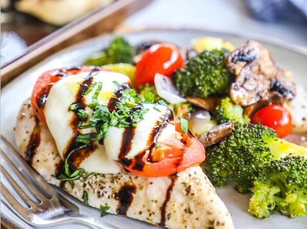 Sheet Pan Caprese Chicken Recipe (4)
